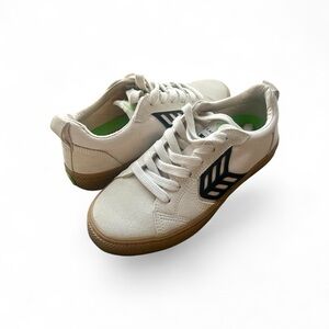 Cariuma Sneakers in Off-White with Gum Sole